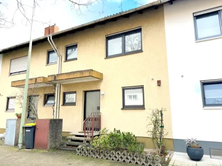 Hausansicht - Haus kaufen in Ludwigshafen am Rhein / Oggersheim - Geräumiges Reihenhaus mit Ausbaufläche und Südgarten