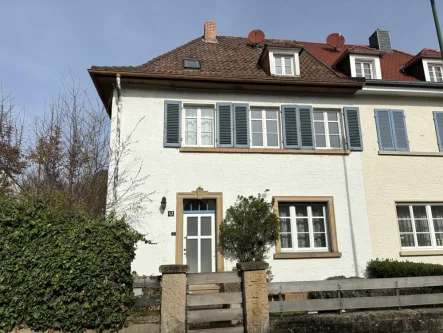 Straßenansicht - Haus kaufen in Bad Dürkheim - Stilvolles Stadthaus als DHH in ruhiger Wohnlage von Bad Dürkheim