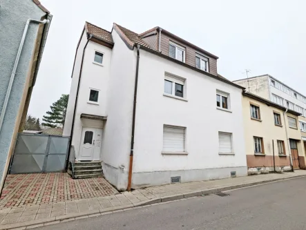 Außenansicht - Wohnung kaufen in Ludwigshafen am Rhein - Frisch kernsanierte Eigentumswohnung mit Gartenanteil und Ausbaureserve im Dachgeschoss