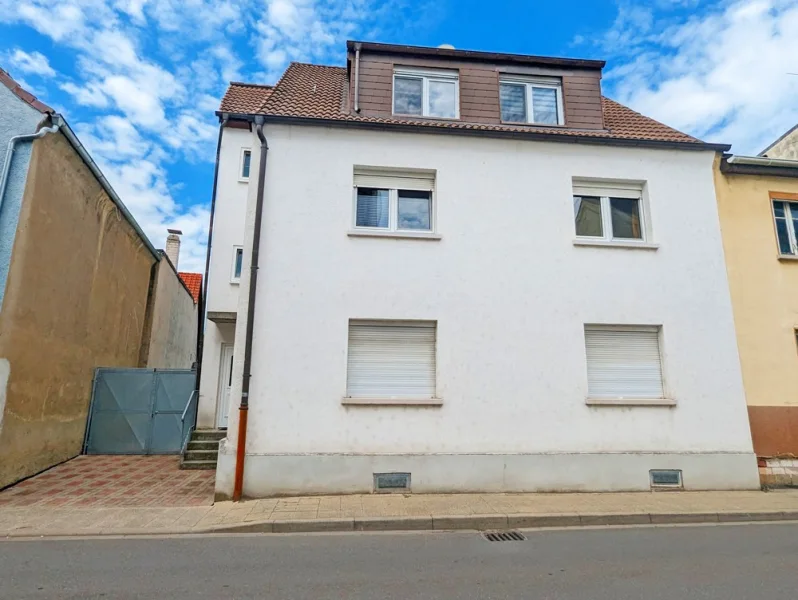 Außenansicht - Wohnung kaufen in Ludwigshafen am Rhein - Freiwerdend: Frisch kernsanierte 3-ZKB-Eigentumswohnung mit Gartenanteil und Ausbaureserve