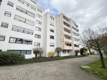 Hausansicht - Wohnung kaufen in Mutterstadt - Große 4 Zimmer-Wohnung mit 2 Balkonen