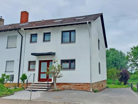 Außenansicht - Haus kaufen in Ludwigshafen am Rhein / Edigheim - Modern und Energieeffizient: Reihenendhaus mit ca. 180 m² in Feldrandlage