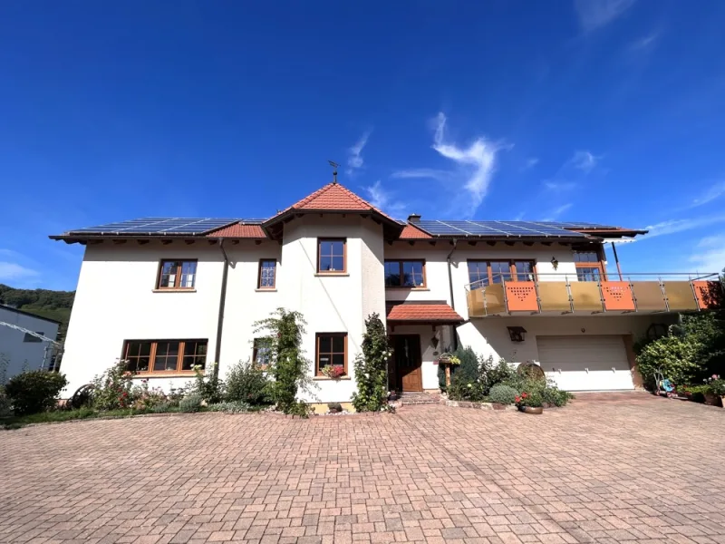 Außenansicht - Haus kaufen in Ranschbach - Toller Blick über die Weinberge - Wunderschönes Zweifamilienhaus mit großem Garten in Ranschbach