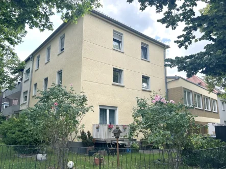 Straßenansicht - Haus kaufen in Ludwigshafen am Rhein - 3- Familienhaus mit Gewerbeanbau (leerstehend) und Garagen in Top-Lage von Ludwigshafen-Süd