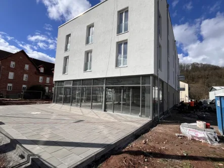 Außenansicht - Laden/Einzelhandel mieten in Annweiler am Trifels - Gewerbefläche zum Erstbezug mit großzügiger Terrasse und 21 Stellplätzen in Annweiler