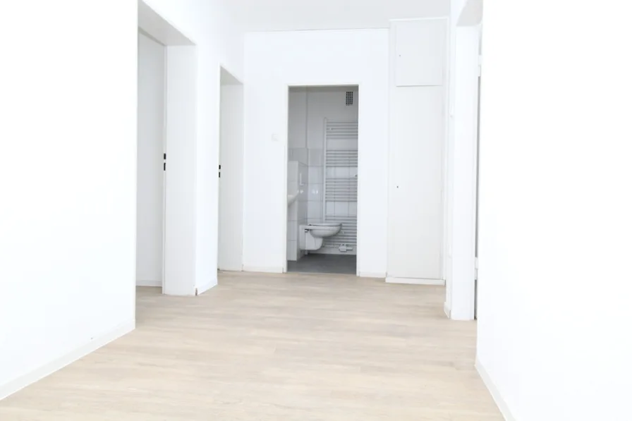 Flur - Wohnung mieten in Ludwigshafen am Rhein - Renovierte 3-ZKB-Wohnung in zentraler Lage Ludwigshafens