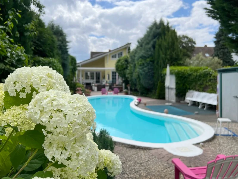 Garten mit Pool - Haus kaufen in Altrip - Exklusives Wohnen in ruhiger Lage Altrips