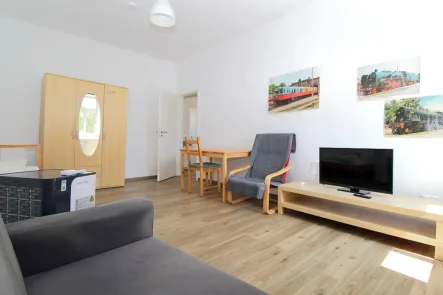 Wohnzimmer - Wohnung mieten in Ludwigshafen am Rhein / Friesenheim - Gemütliche 2-ZKB-Wohnung in Ludwigshafen-Friesenheim mit naturbelassenem Ausblick