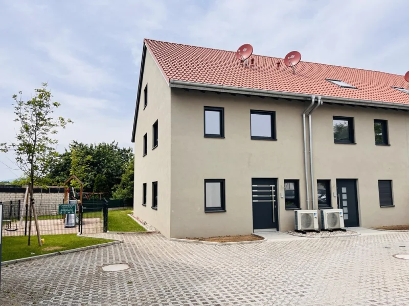 Außenansicht - Haus kaufen in Landau in der Pfalz / Godramstein - Exklusives Neubau-Reihenendhaus in Godramstein – Modernes Wohnen mit eigenem Garten