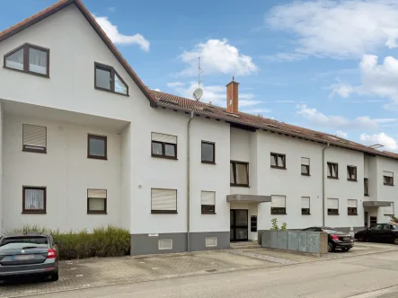 Hausansicht - Wohnung kaufen in Altrip - Geräumige Maisonettewohnung in Parknähe