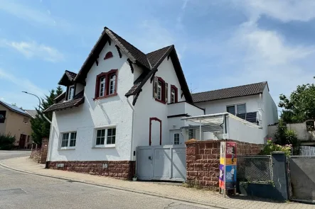 Vorderansicht - Haus kaufen in Bad Dürkheim - Bad Dürkheim-Seebach - 2 Häuser auf tollem Grundstück