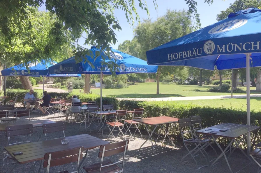 Biergarten - Blick in den Park