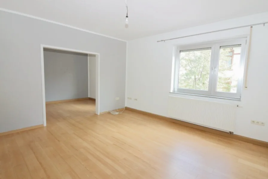 Wohnzimmer - Wohnung mieten in Ludwigshafen am Rhein - Geräumige 3,5-Zimmer Wohnung im Zentrum Ludwigshafens