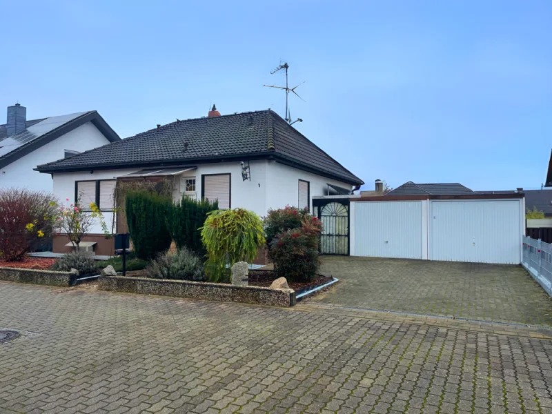 Außenansicht - Haus kaufen in Rülzheim - Ebenerdiger Wohntraum: Bungalow mit Garage und Gartenidylle in Rülzheim