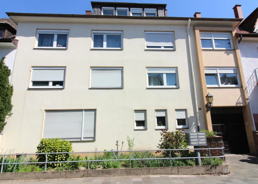 Hausansicht - Wohnung mieten in Ludwigshafen - Lichtdurchflutete 1-ZKB-Wohnung mit Blick über Ludwigshafen