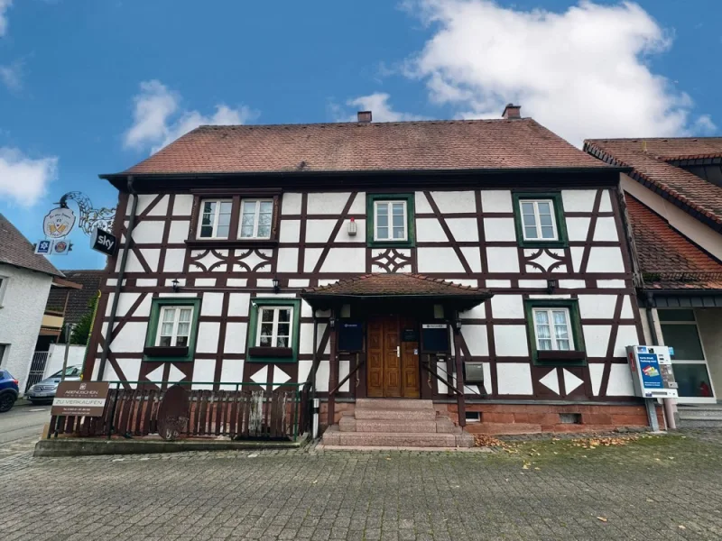 Außenansicht - Haus kaufen in Steinfeld - Charmantes Fachwerkhaus mit Bar und Wohnung im Herzen von Steinfeld