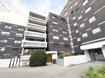 Hausansicht - Wohnung kaufen in Ludwigshafen am Rhein - Frei werdend - Moderne 3-Zimmer-Wohnung mit Balkon und Aufzug in gepflegtem Mehrfamilienhaus