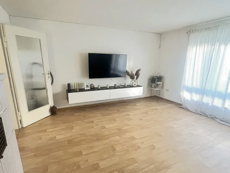 Wohnzimmer - Wohnung mieten in Ludwigshafen - Gut geschnittene 2-Zimmer-Wohnung in ruhiger Lage von Ludwigshafen-Mundenheim