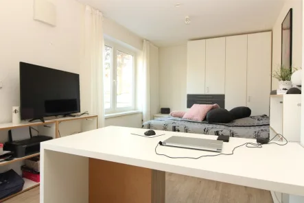 Wohnbereich - Wohnung mieten in Ludwigshafen - Komplett möblierte 1-Zimmer-Wohnung in bester Lage von Friesenheim