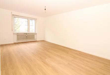 Wohnzimmer - Wohnung mieten in Ludwigshafen am Rhein - Renovierte und gut geschnittene 3-ZKB-Wohnung in ruhiger Lage Ludwigshafens