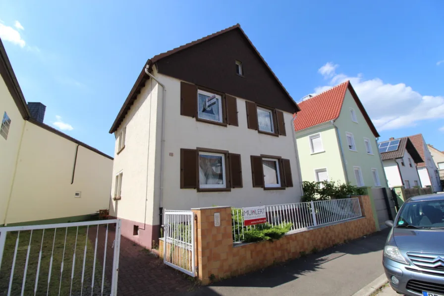 Straßenansicht - Zinshaus/Renditeobjekt kaufen in Römerberg / Berghausen (Pfalz) - Solide Kapitalanlage in Römerberg: Einfamilienhaus plus 2 Wohnungen im Anbau mit Garten und Hof