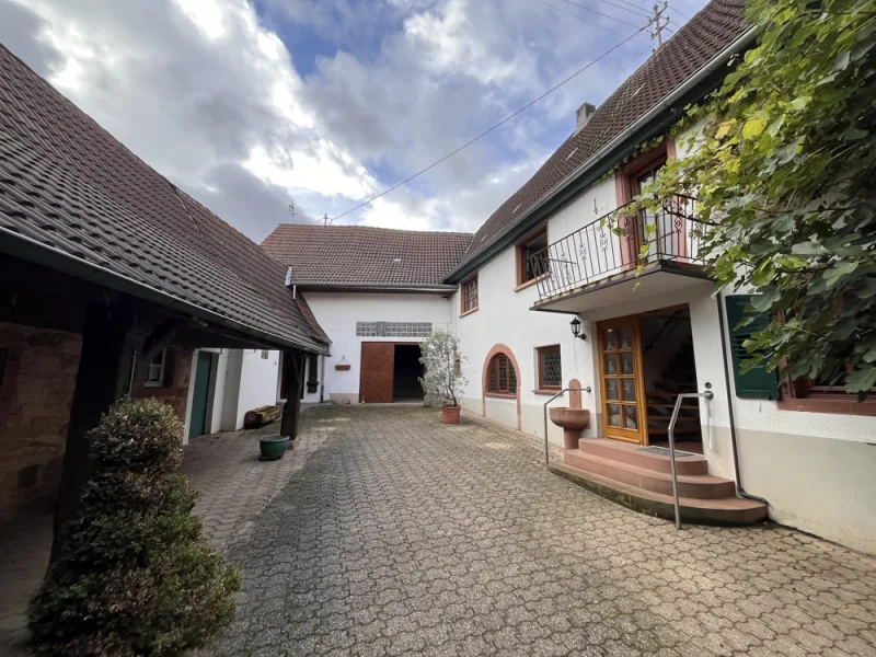 Innenhof - Haus kaufen in Birkweiler - Historisches Haus- und Hofanwesen in Birkweiler mit großer Halle und Nutzflächenanteilen