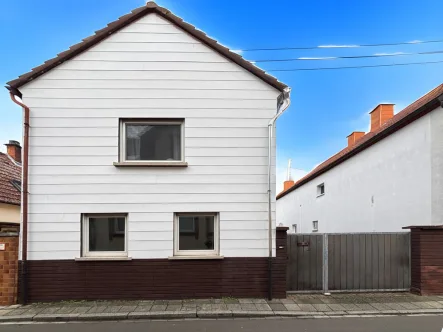 Außenansicht - Haus kaufen in Ludwigshafen am Rhein / Rheingönheim - Charmantes Einfamilienhaus mit großzügigem Garten und Garage in ruhiger Lage von LU-Rheingönheim