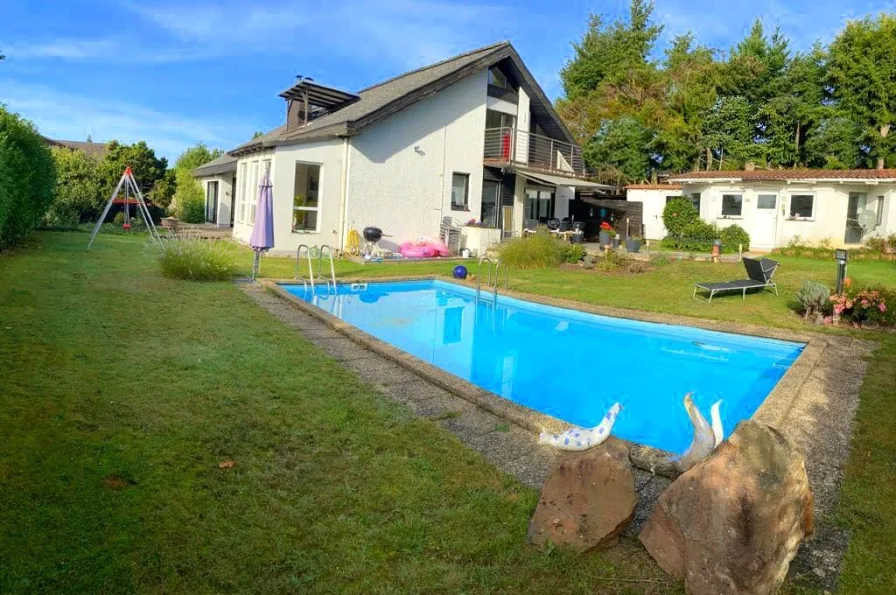 Gartenansicht m. Pool u. Nebengeb. - Haus kaufen in Kaiserslautern - KL-Morlautern-Großzügiges, freisteh. Einfamilienhaus m. Pool u. Doppelgarage in schöner Feldrandlage