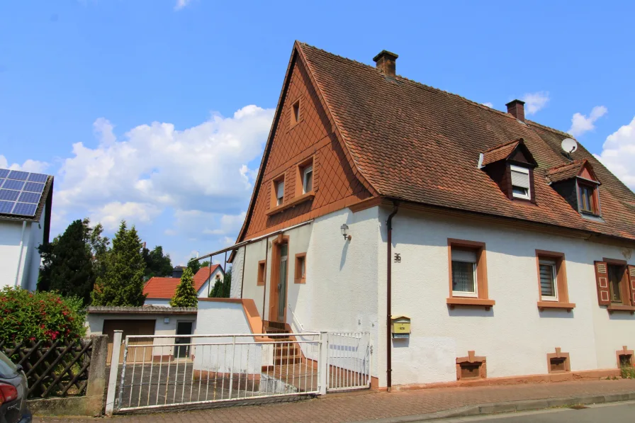 Straßenansicht - Haus kaufen in Otterberg - Otterberg:Doppelhaushälfte mit Garage und Nebengebäude