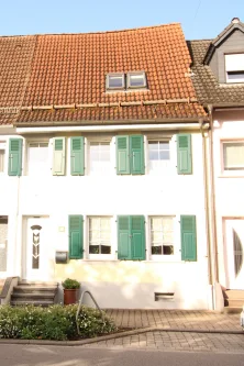 Vorderansicht - Haus kaufen in Otterberg - Otterberg - modernisiertes Reihenhaus m. Garage u. Garten inmitten der historischen Altstadt 