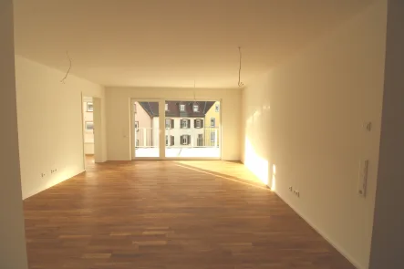 Wohn-/Esszimmer mit Zugang zum Balkon - Wohnung mieten in Kaiserslautern - KL – Am Westpfalzklinikum: Neubau/Erstbezug  – 3-Zimmer-Wohnung mit Carport!