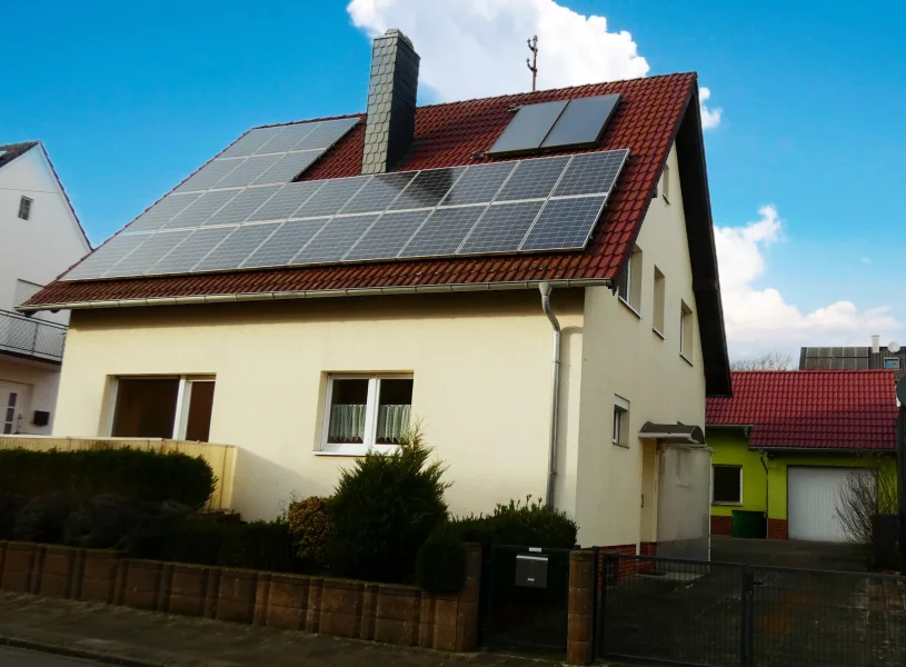 Hofeinfahrt - Haus kaufen in Hütschenhausen - Hütschenhausen: Freistehendes Einfamilienhaus mit Garage in ruhiger Wohnlage