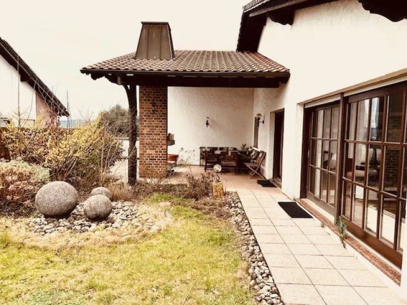 Ausgang zum Garten - Haus kaufen in Homburg , Saar - Einfamilienhaus mit Photovoltaik -Anlage   in bester Lage in Einöd mit Garge und großem Grundstück.