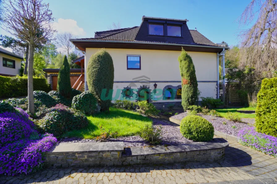 Außenfoto Hauseingang - Wohnung kaufen in Kempenich - Gepflegte 2,5-Zimmer-Wohnung in herrlicher Naturlage und eigenem Garten!