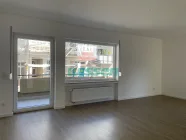 Wohnzimmer mit Zugang zum Balkon