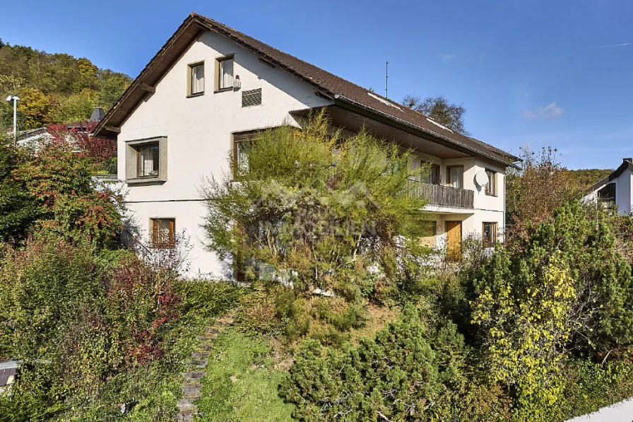 Hausansicht - Haus kaufen in Linz am Rhein - Linz/Rhein: Einfamilienhaus mit Einliegerwohnung in bevorzugter Wohnlage mit Panoramablick.