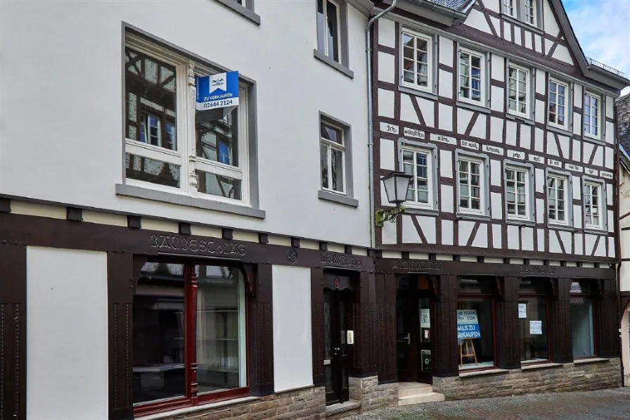 Außenansicht - Zinshaus/Renditeobjekt kaufen in Linz am Rhein - Linz/Rhein: Großzügiges Wohn-Geschäftshaus mit 2 Wohnungen und Ladenlokal in guter Geschäftslage.