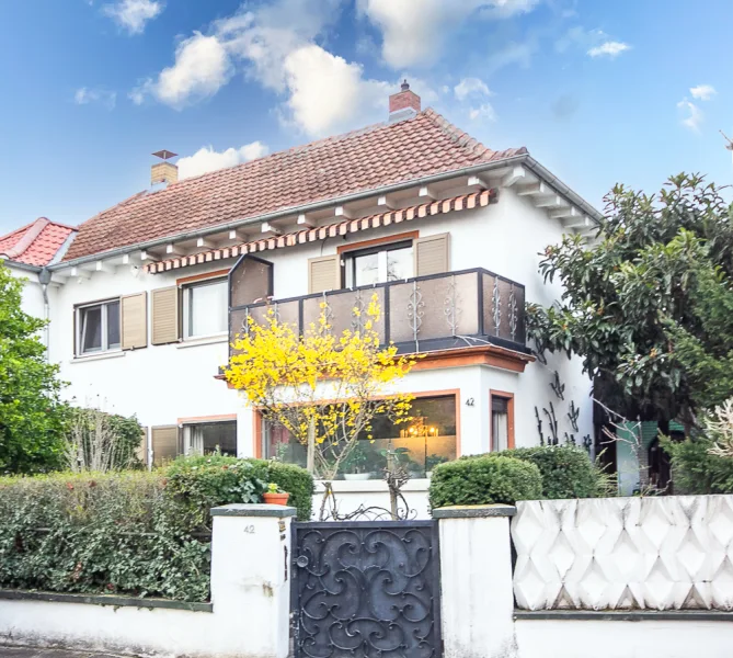 Ansicht Haus - Haus kaufen in Mainz - Kleine Doppelhaushälfte mit großer Terrasse, Garage & Stellplatz auf ca. 507 m² großem Grundstück