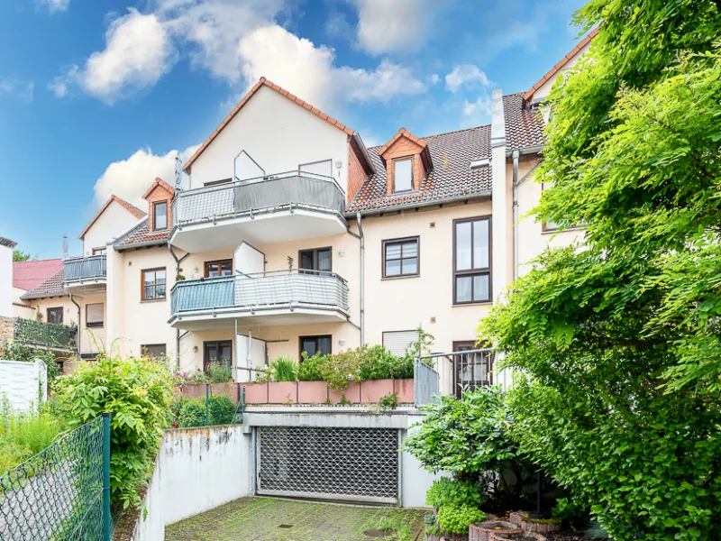 Ansicht Haus - Wohnung kaufen in Jugenheim - Helle, schön geschnittene 3-Zimmer-Dachgeschosswohnung mit großem Balkon, Speicher und TG-Stellplatz