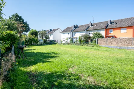 Blickrichtung Süden - Grundstück kaufen in Mainz / Ebersheim - Seltene Gelegenheit – 503 m² großer Bauplatz in Mischgebiet von Mainz-Ebersheim