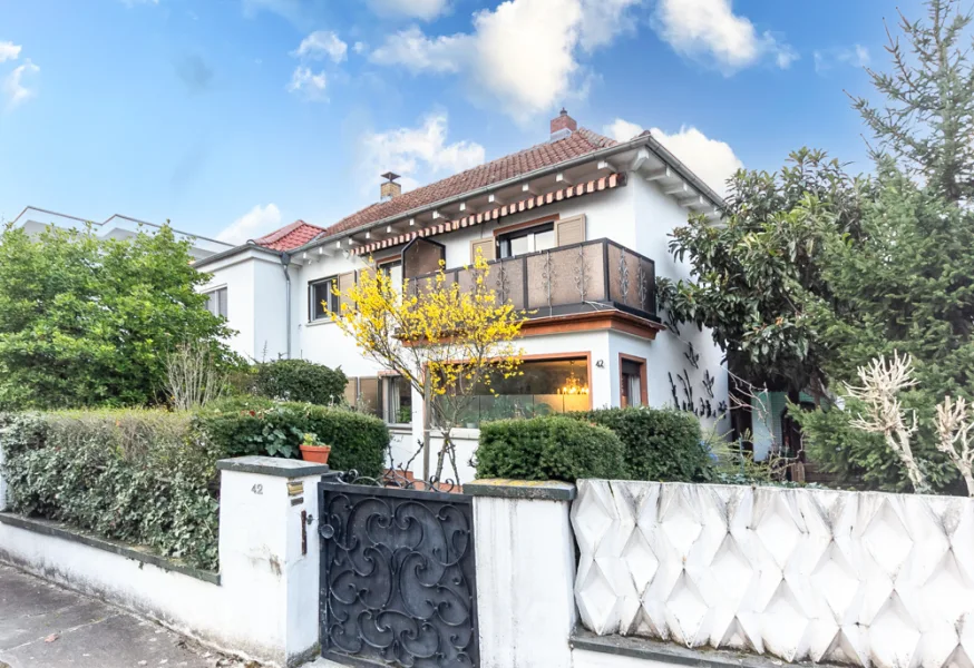 Ansicht Haus - Haus kaufen in Mainz - Kleine Doppelhaushälfte mit großer Terrasse, Garage & Stellplatz auf ca. 507 m² großem Grundstück