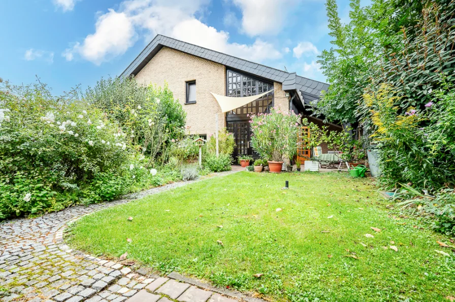 Garten - Haus kaufen in Mainz / Ebersheim - Stattliches 170 m²-Haus mit AHA-Effekt: Mediterranes Flair verbunden mit einem reizvollem Baustil