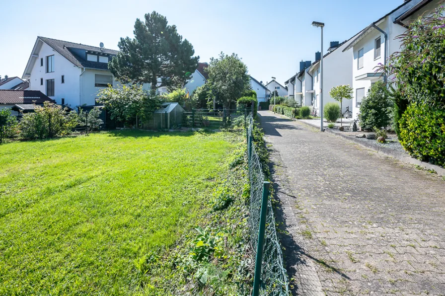 Blickrichtung Grundstücksgrenze mit Zuweg