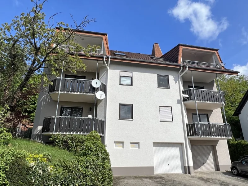 Außenansicht - Wohnung kaufen in Kaiserslautern - POCHERT IMMOBILIEN - Helle, bezugsfreie 3-Zimmer-Wohnung mit Weitblick, Balkon und Einzelgarage