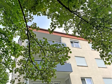 großer Balkon - Wohnung kaufen in Kaiserslautern - POCHERT IMMOBILIEN - Attraktive 3,5-Zimmer-Wohnung mit herrlichem Ausblick, Balkon und Garage      