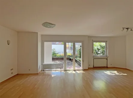 Wohnzimmer und Terrasse - Wohnung kaufen in Kaiserslautern - POCHERT IMMOBILIEN - Eine Oase mitten in der City! Bezugsfreie EG-Wohnung mit Terrasse