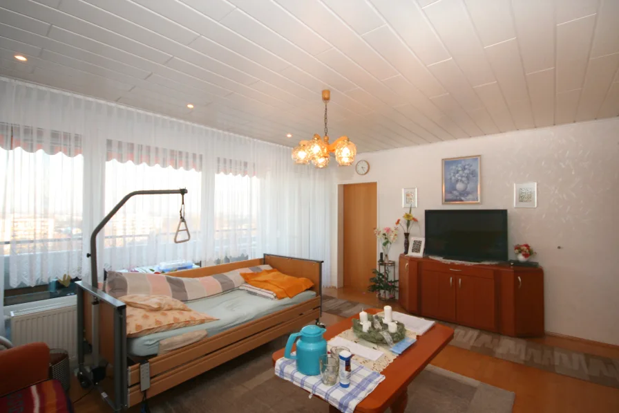 Wohnzimmer mit großer Loggia (Bild 02)