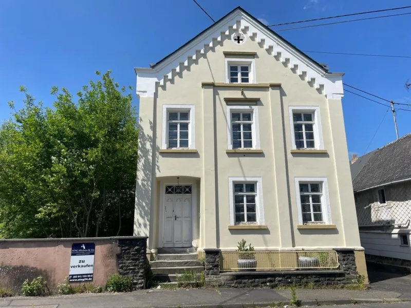 Außenansicht - Haus kaufen in Ransbach-Baumbach - Renovierungsbedüftiges Liebhaberobjekt in zentraler Lage von Ransbach-Baumbach
