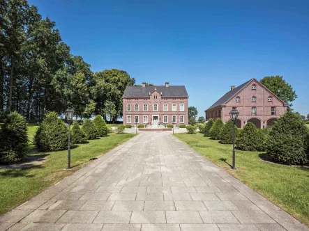 Zufahrt zum Anwesen - Haus kaufen in Soest - HEMING-IMMOBILIEN -  Repräsentieren oder Residieren?