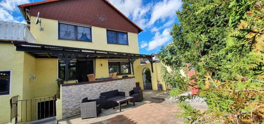 Terrasse mit Zugang zum Garten - Haus kaufen in Lampertheim - HEMING-IMMOBILIEN -  195 m² für 1-2 Wohneinheiten  + Bauplatzoption